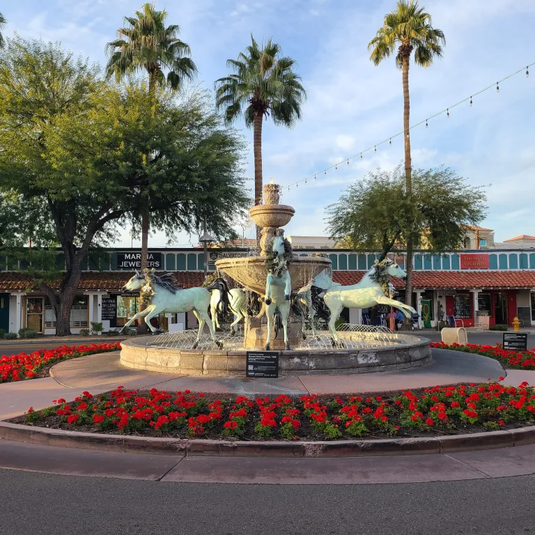 Old Town Scottsdale 的青铜骏马喷泉